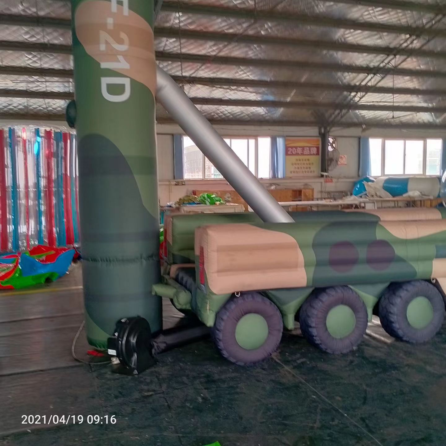 花溪军事演习中的充气目标车辆：模拟发射车雷达车坦克飞机